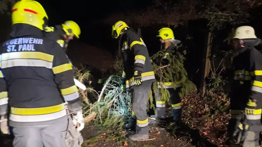 Ein Bild auf 5min.at zeigt den Einsatz der Freiwilligen Feuerwehr St. Paul im Lavanttal.