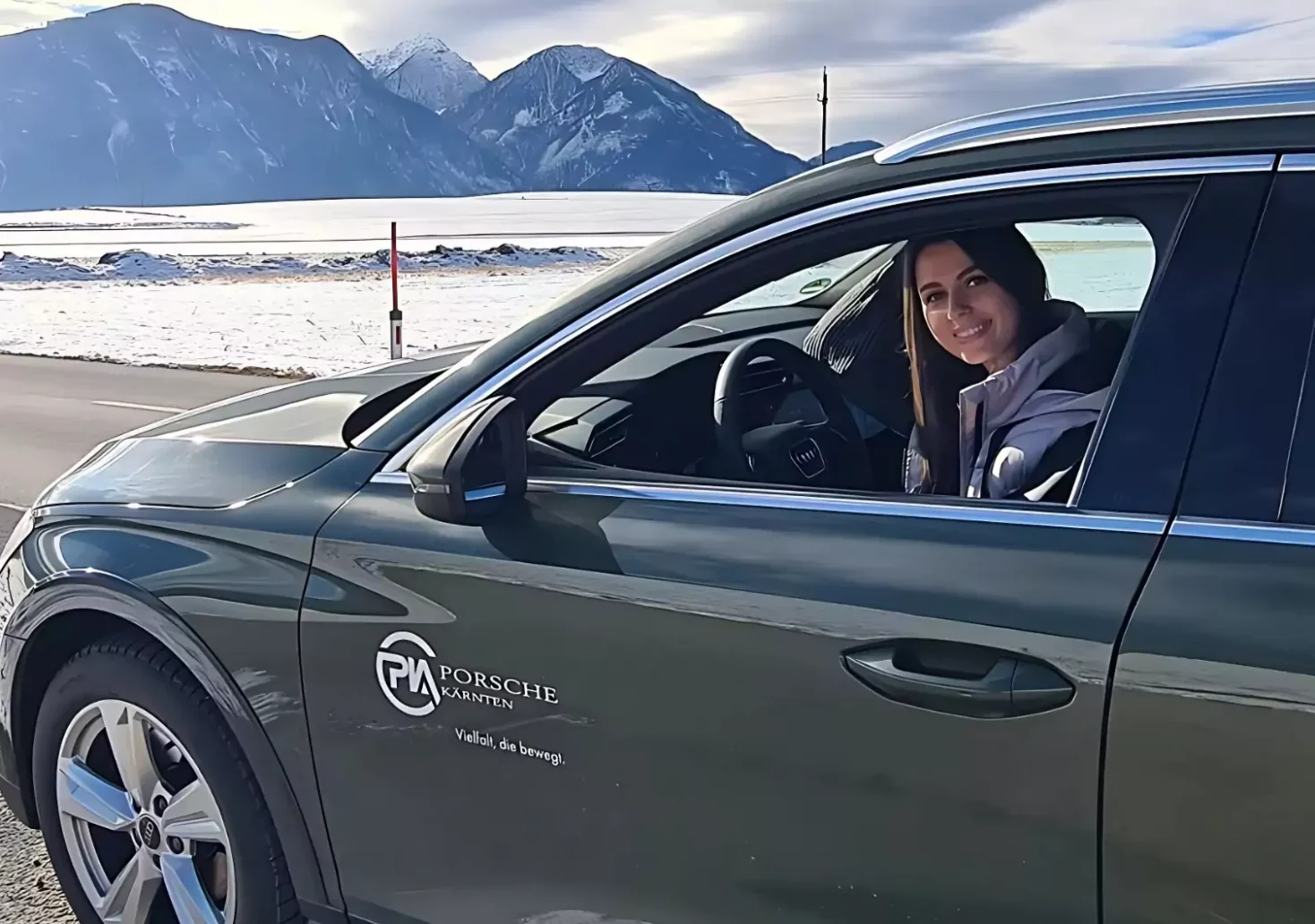 Bild auf 5min.at zeigt Autotesterin Valentina von Porsche Inter Auto - PIA