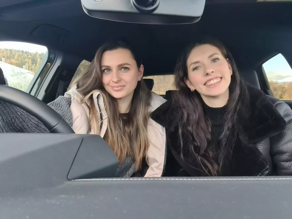 Bild auf 5min.at zeigt Autotesterin Valentina von Porsche Inter Auto - PIA