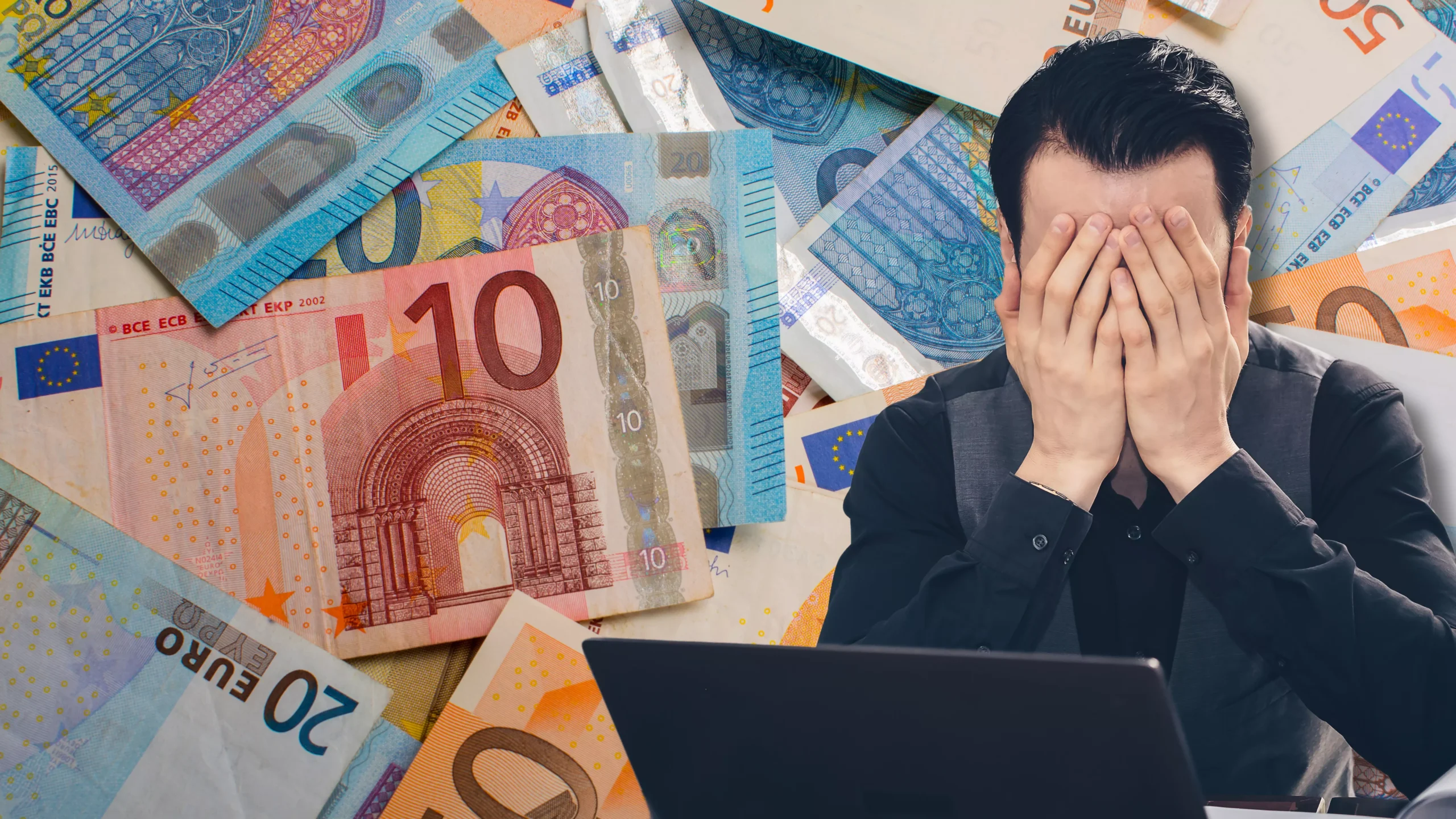 Eine Bildmontage auf 5min.at zeigt einen Mann, der sich die Hände vors Gesicht schlägt und Geldscheine im Hintergrund.