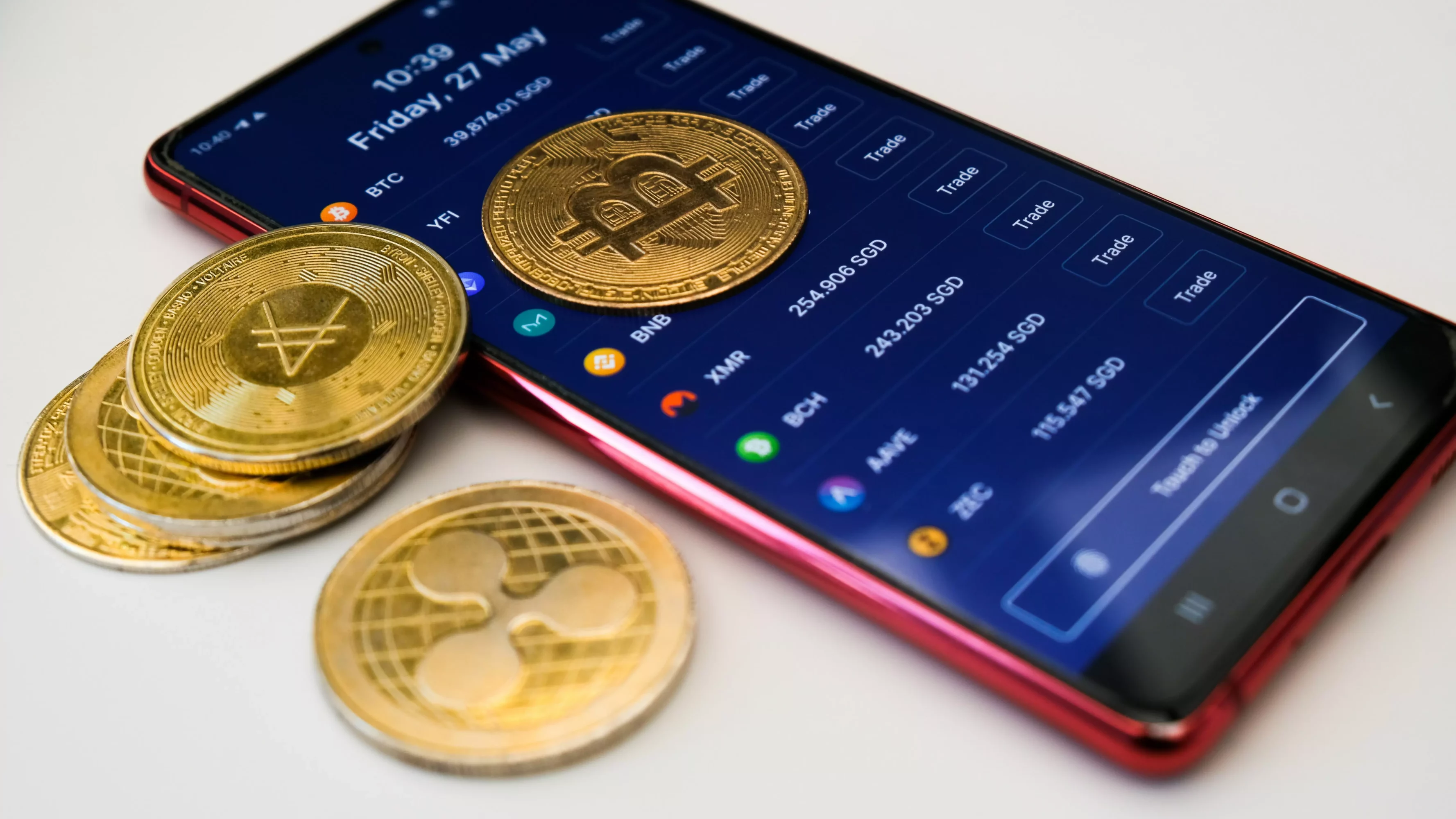 Bild auf 5min.at zeigt einen Bitcoin und ein Handy