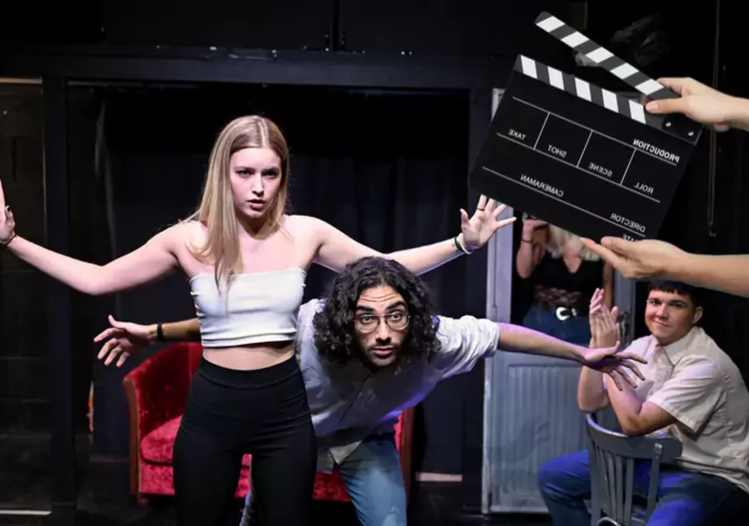 Das Bild auf 5min.at zeigt junge Schauspieler auf der B&uuml;hne und eine Film-ab-Klappe.