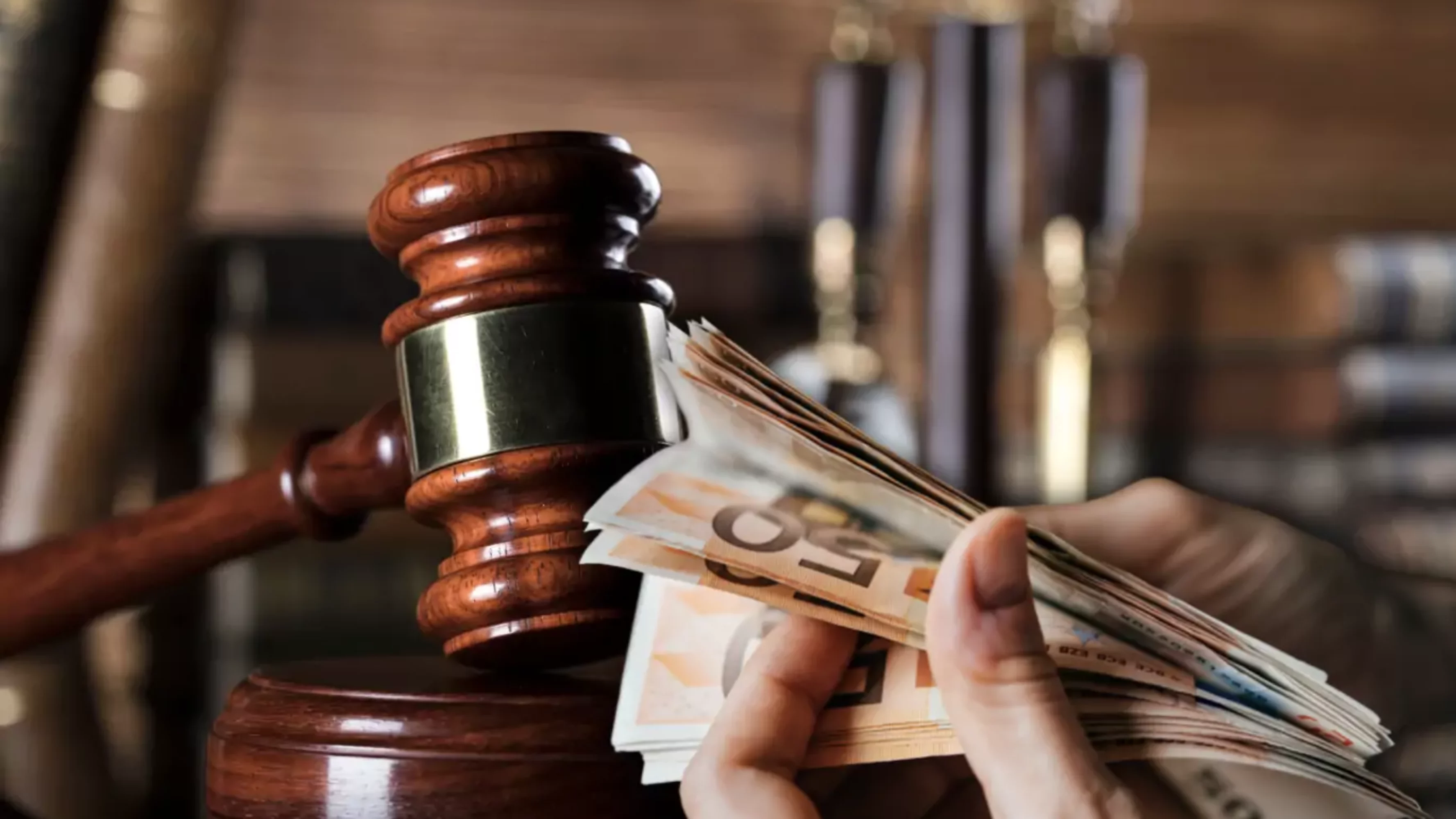 Montage auf 5min.at zeigt einen Gerichtshammer und Geld