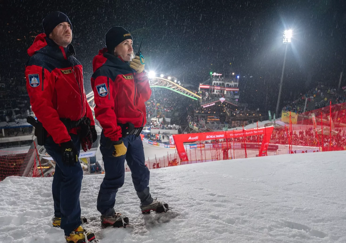 Ein Bild auf 5min.at zeigt die Alpinpolizei im Einsatz am Pistenrand der Planai.