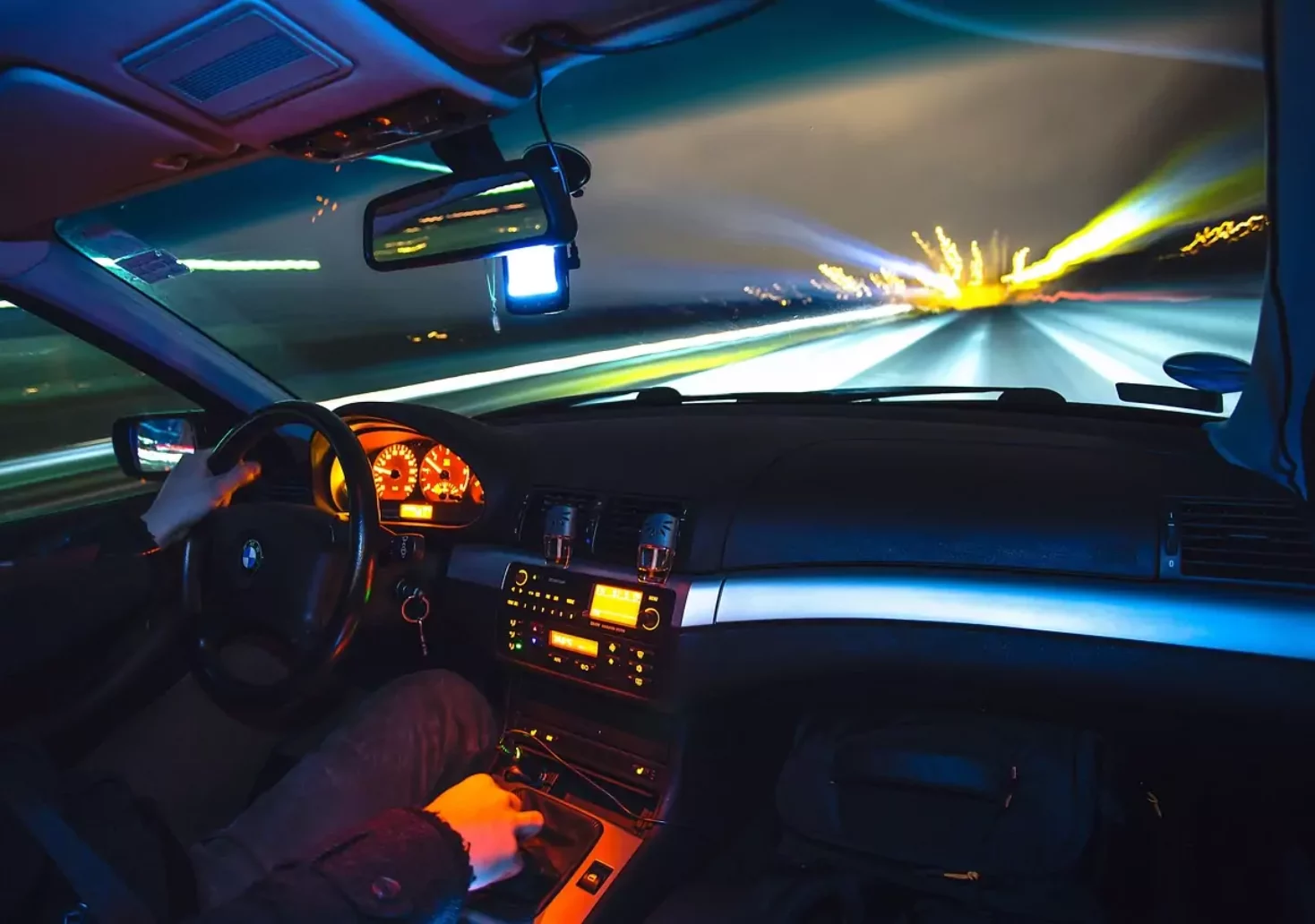 Foto auf 5min.at zeigt einen Raser bei Nacht.