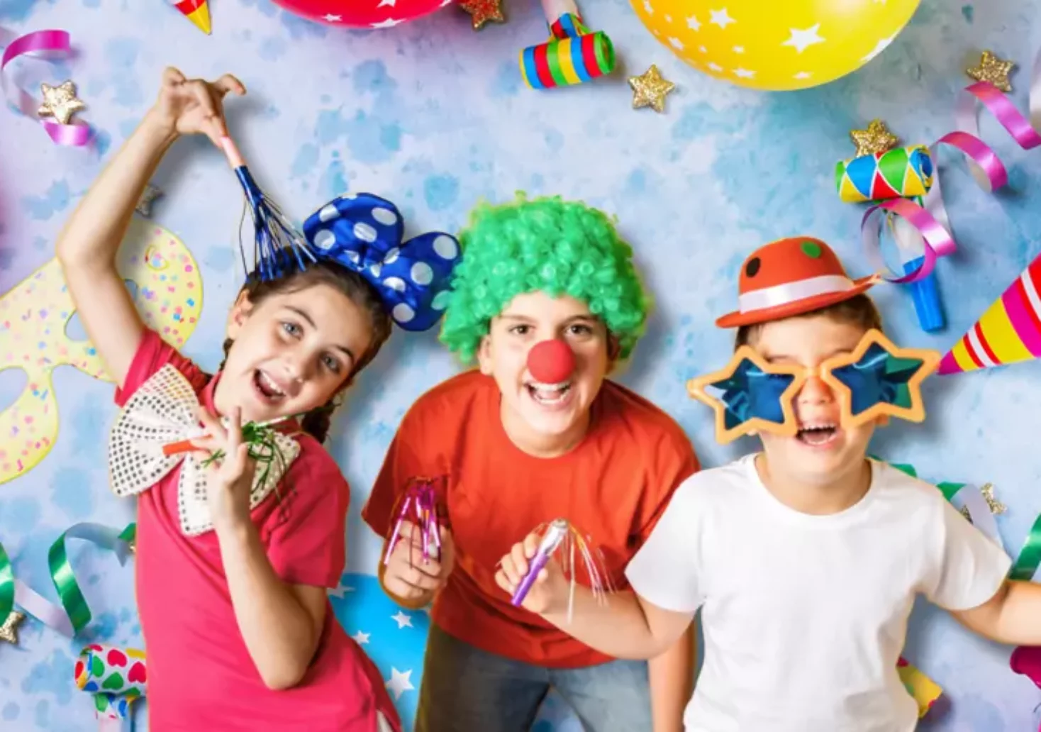 Das Bild auf 5min.at zeigt maskierte Kinder.