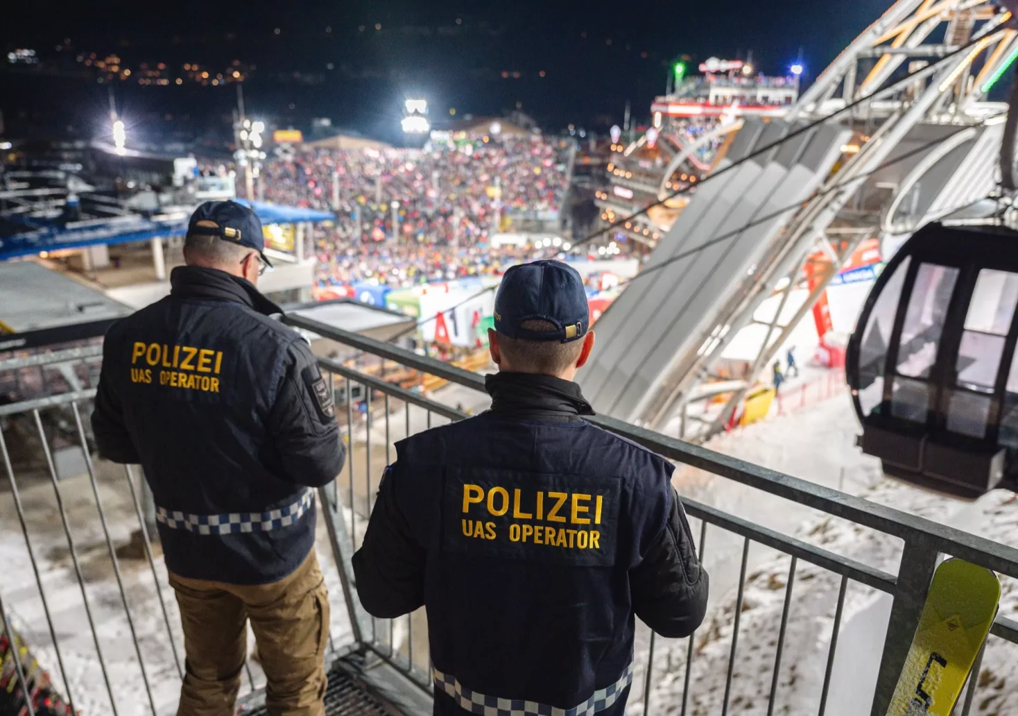 Ein Bild auf 5min.at zeigt Polizei-Drohnenpiloten beim Planai-Zielhang.