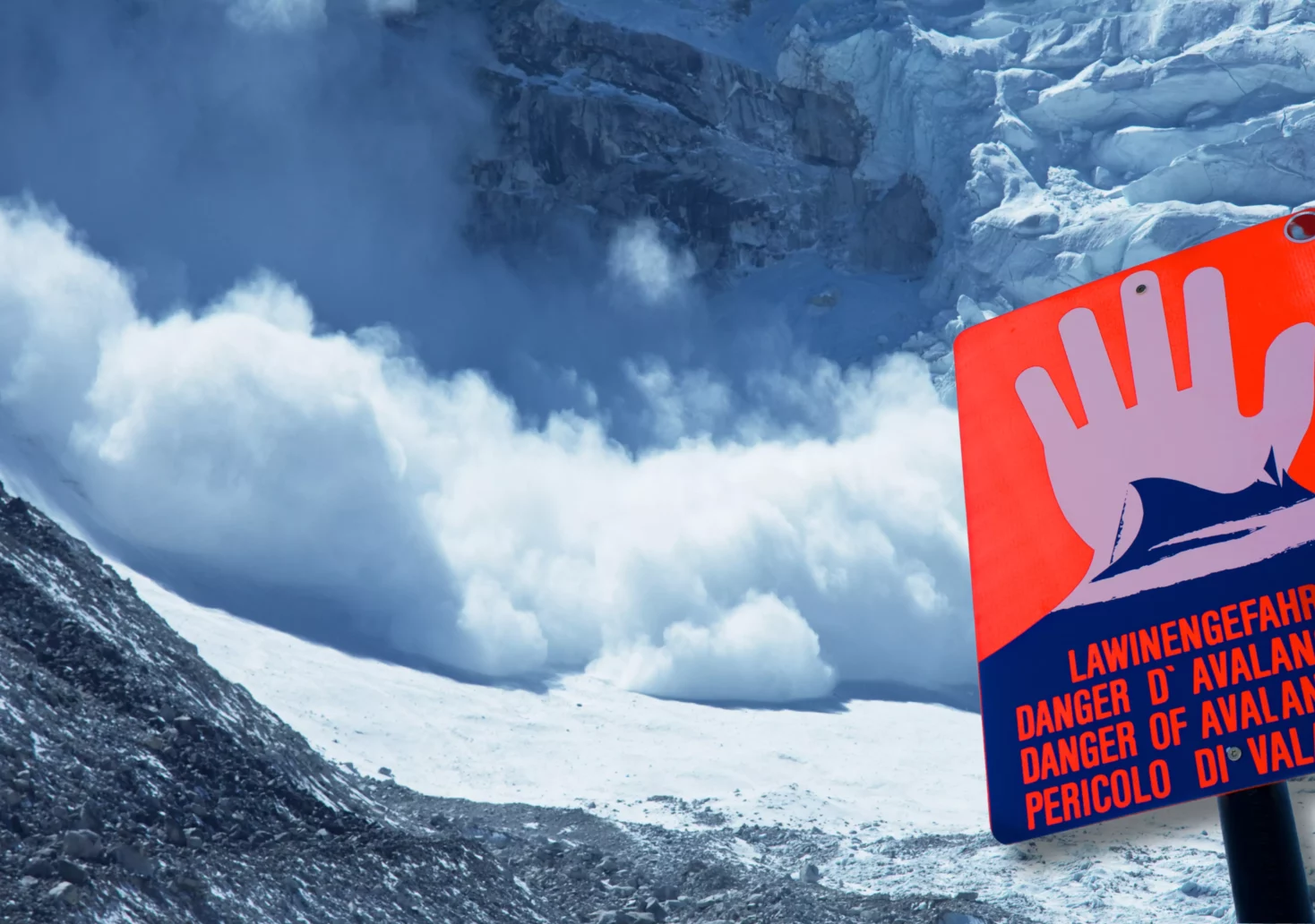 Foto auf 5min.at zeigt einen Lawinenabgang und ein Warnschild.