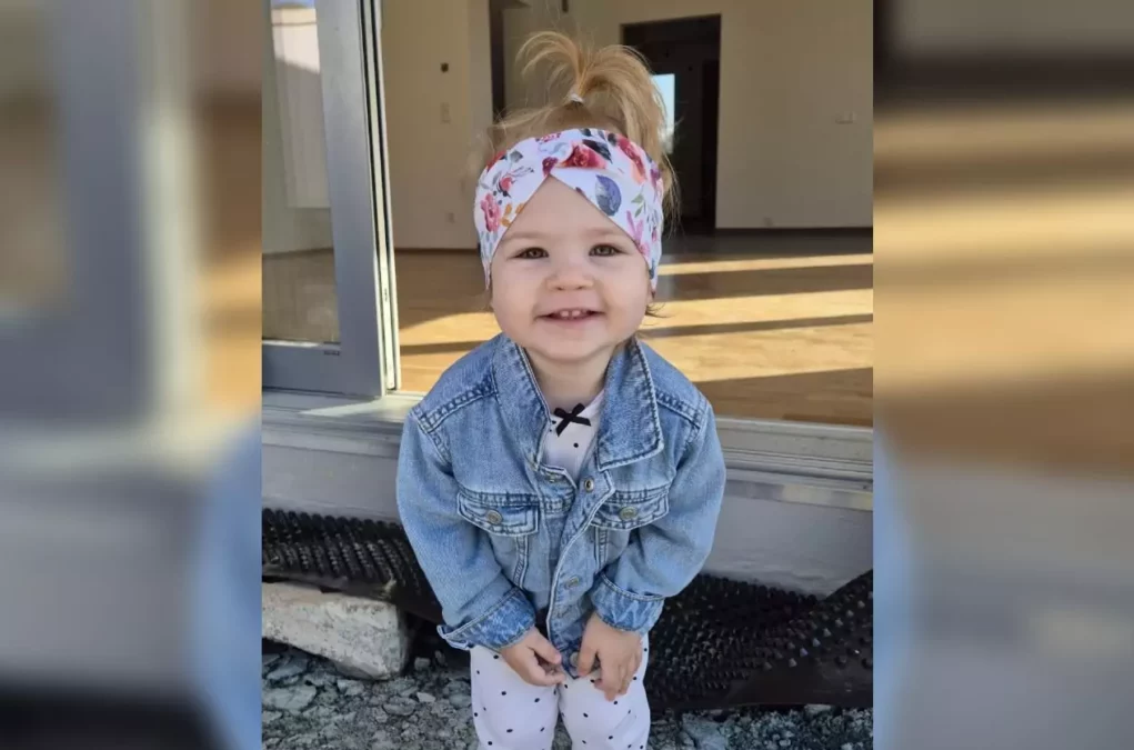 Foto in Beitrag von 5min.at: Zu sehen ist die schwerkranke Pia, wie sie vor einer Terrassentür steht und in die Kamera lacht.