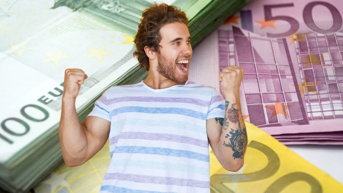 Foto in Beitrag von 5min.at: Zu sehen ist ein Mann, der sich freut, hinter ihm sind einige Bündel Geld.