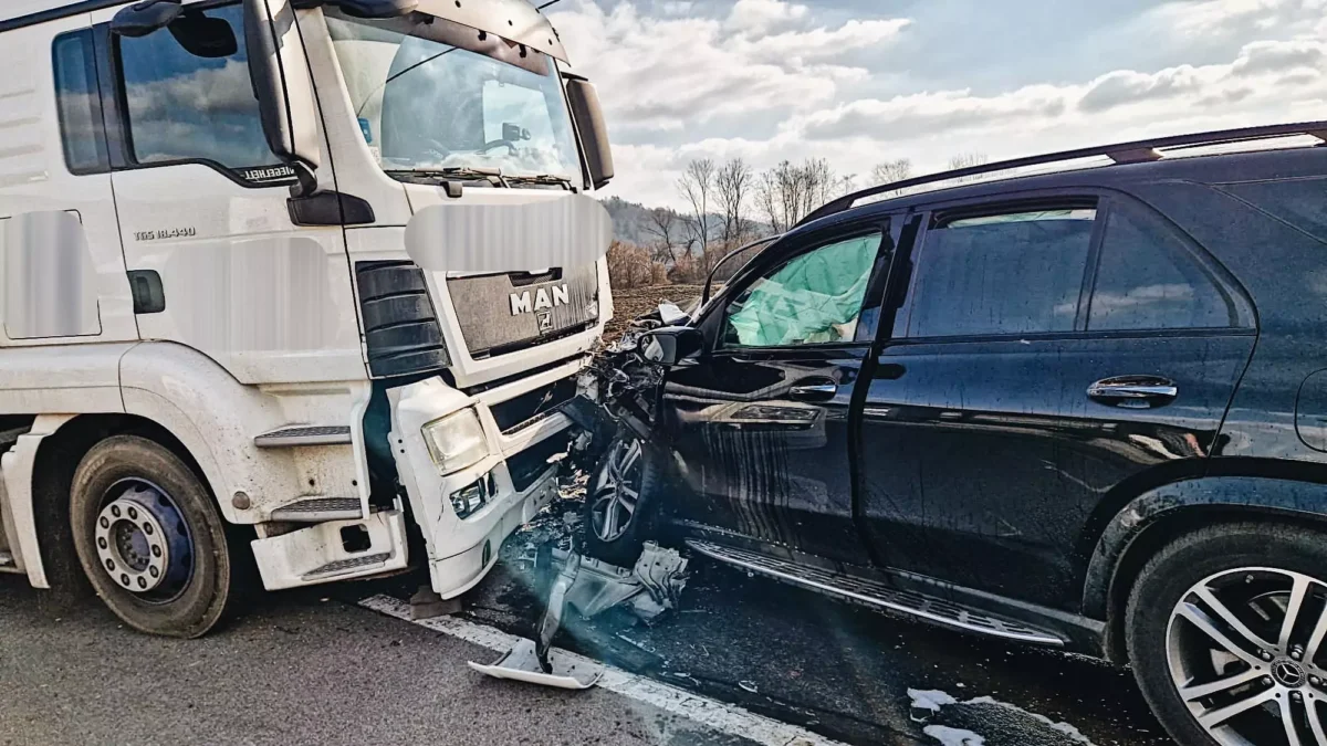 Bild auf 5min.at zeigt einen Autounfall mit einem LKW