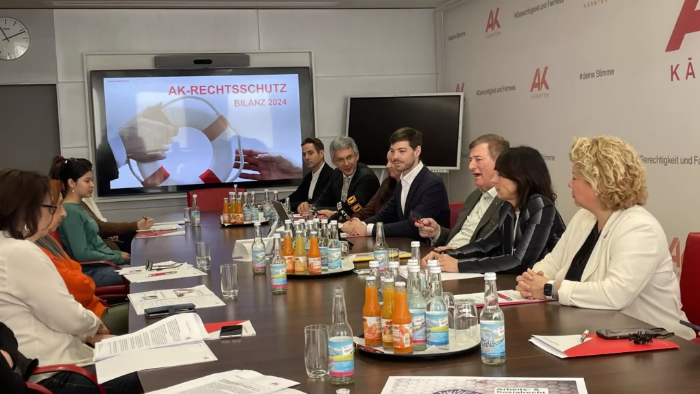 Ein Bild auf 5min.at zeigt die Pressekonferenz der Arbeiterkammer.