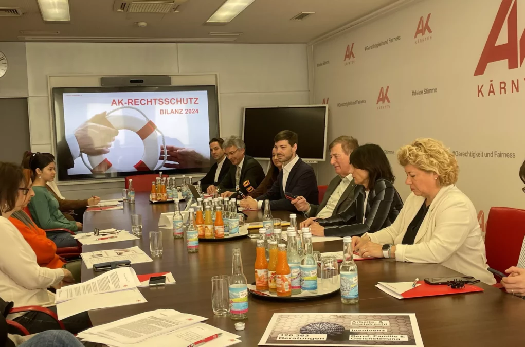 Ein Bild auf 5min.at zeigt die Pressekonferenz der Arbeiterkammer.