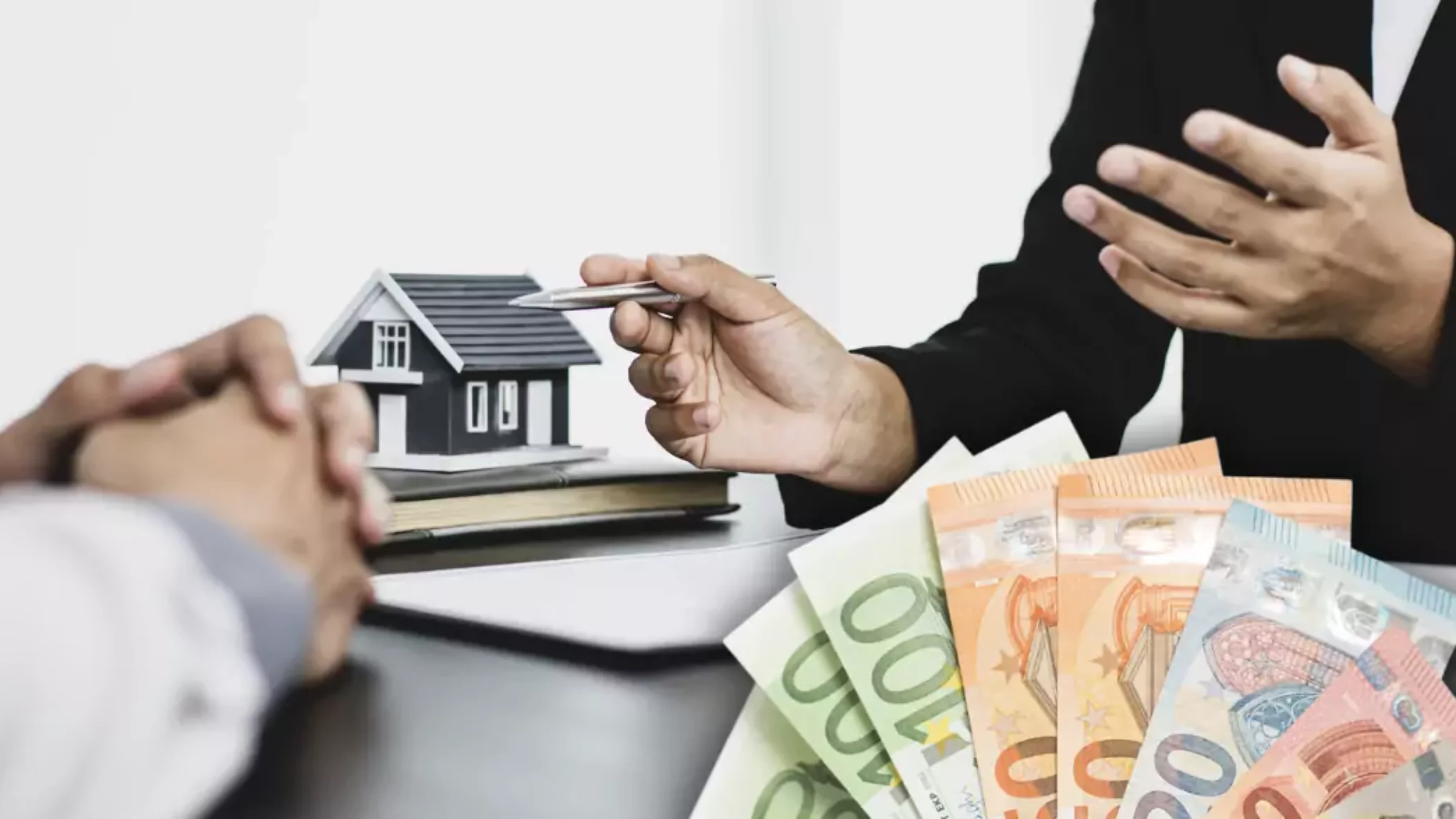 Montage auf 5min.at zeigt ein Beratungsgespräch und Geldscheine