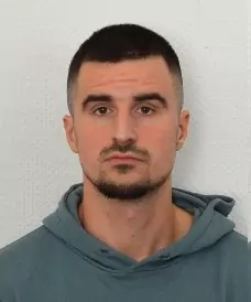 Foto in Beitrag von 5min.at: Zu sehen ist der Mann, der als Kopf der "Rammbock"-Bande gilt und ausgebrochen ist.