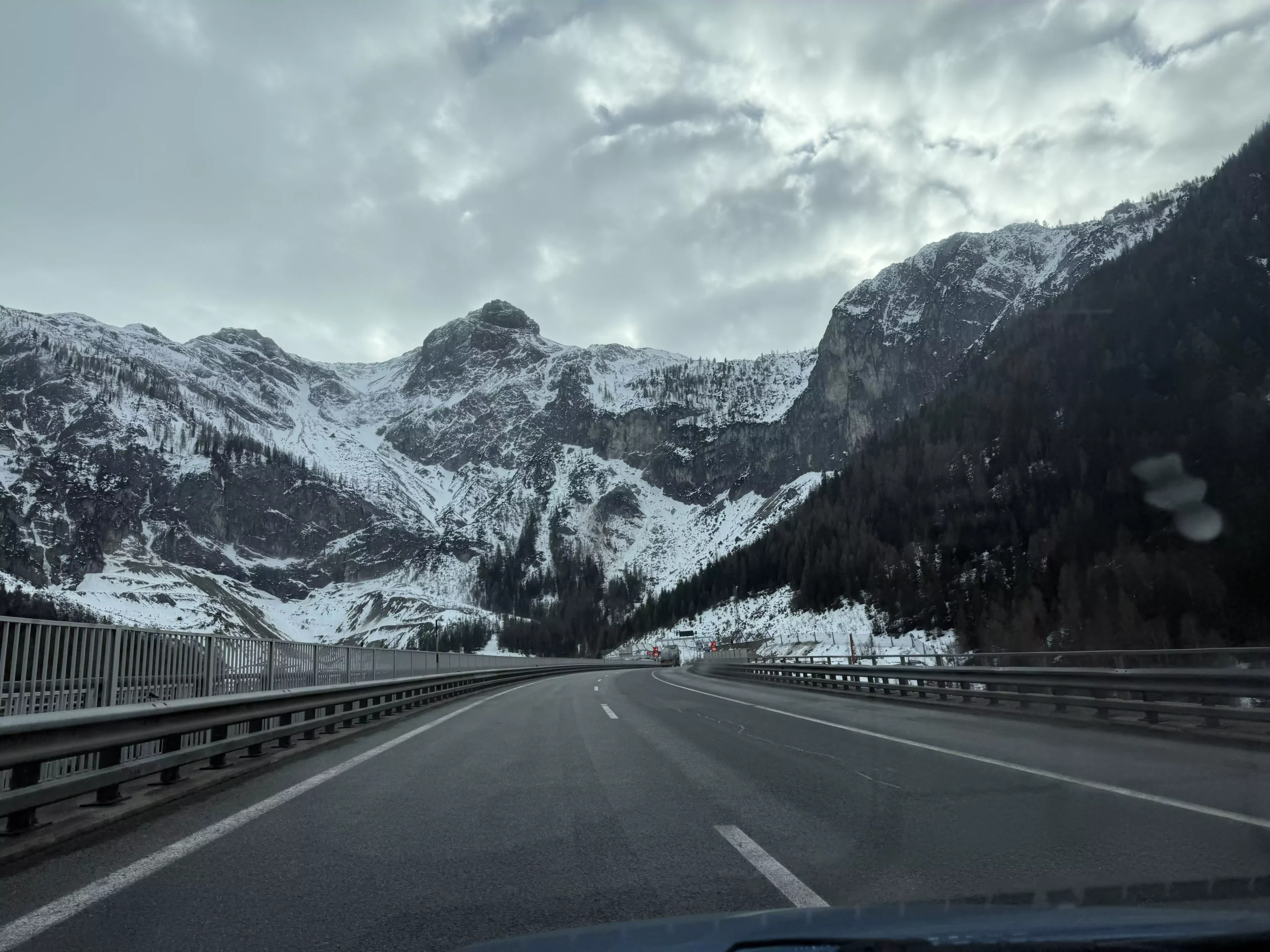 Ein Bild auf 5min.at zeigt die Tauernautobahn