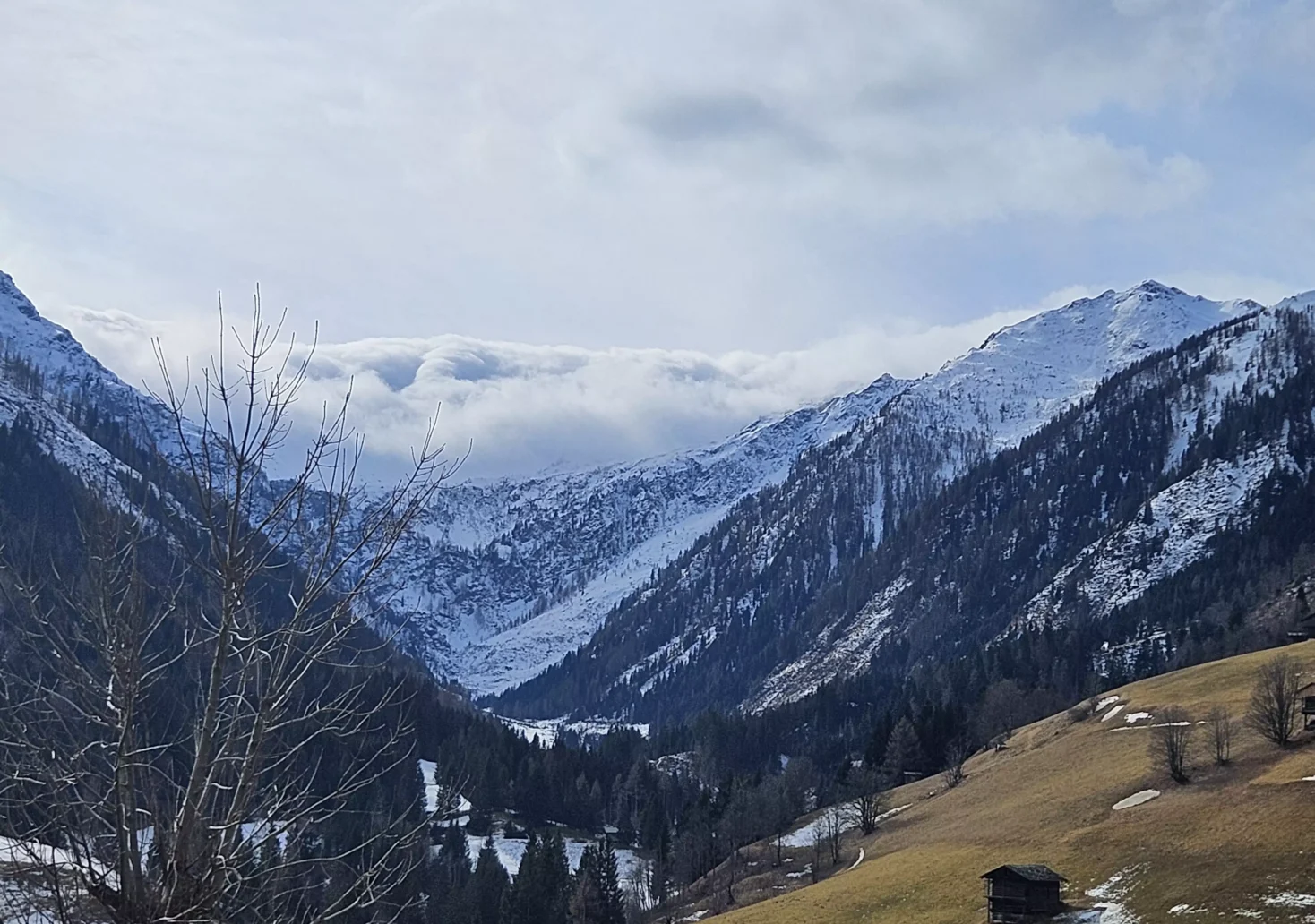 Foto in Beitrag von 5min.at: Zu sehen ist das Lesachtal, teilweise liegt Schnee, teilweise ist es noch grün.