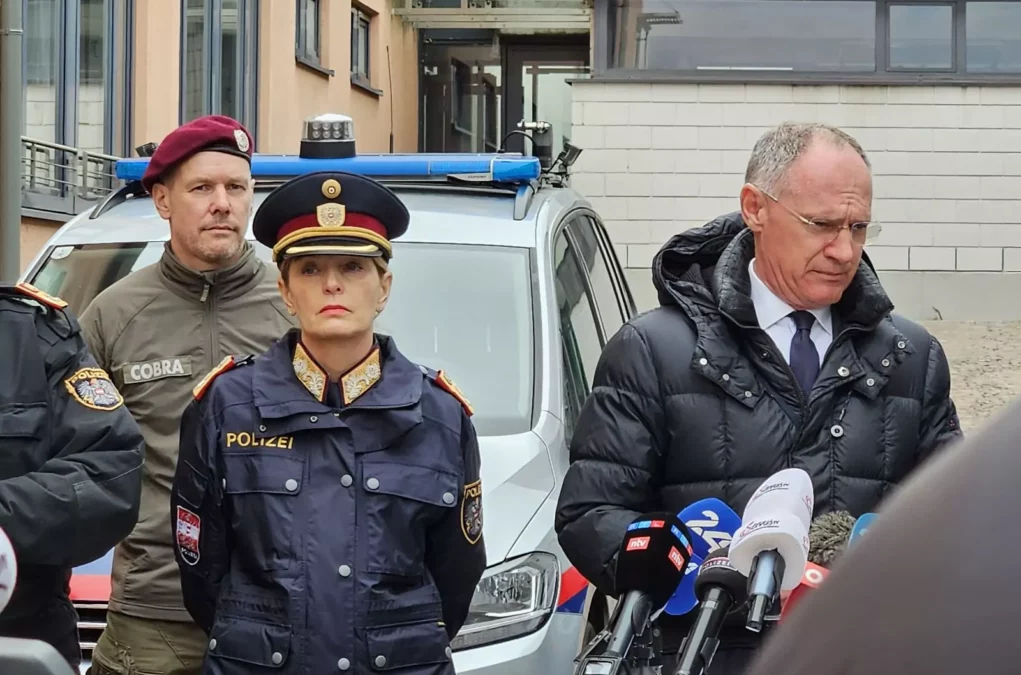 Bild auf 5min.at zeigt eine Pressekonferenz.