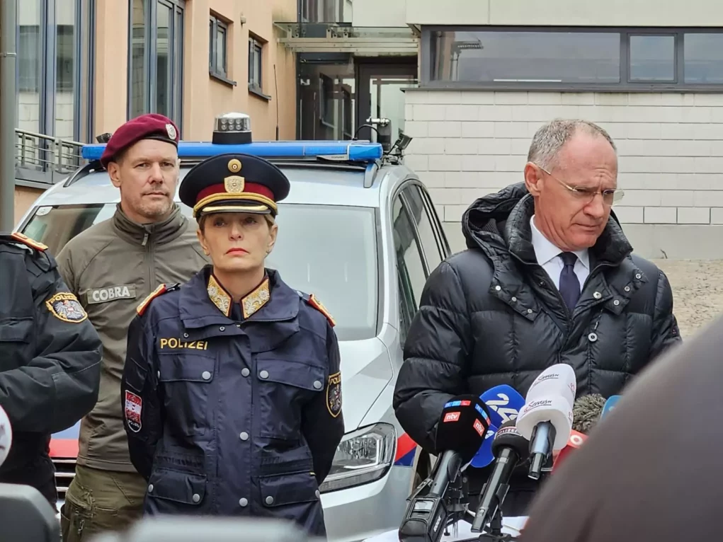 Bild auf 5min.at zeigt eine Pressekonferenz.