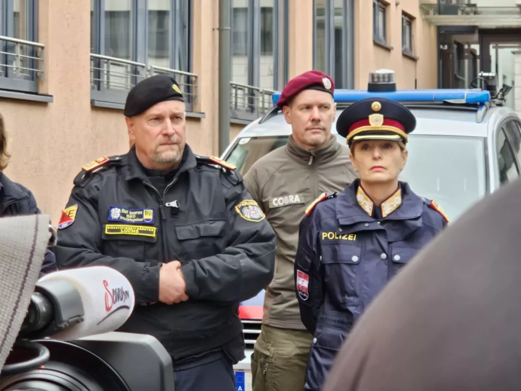 Bild auf 5min.at zeigt eine Pressekonferenz.