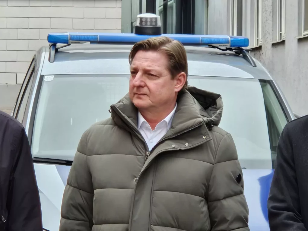 Bild auf 5min.at zeigt eine Pressekonferenz.