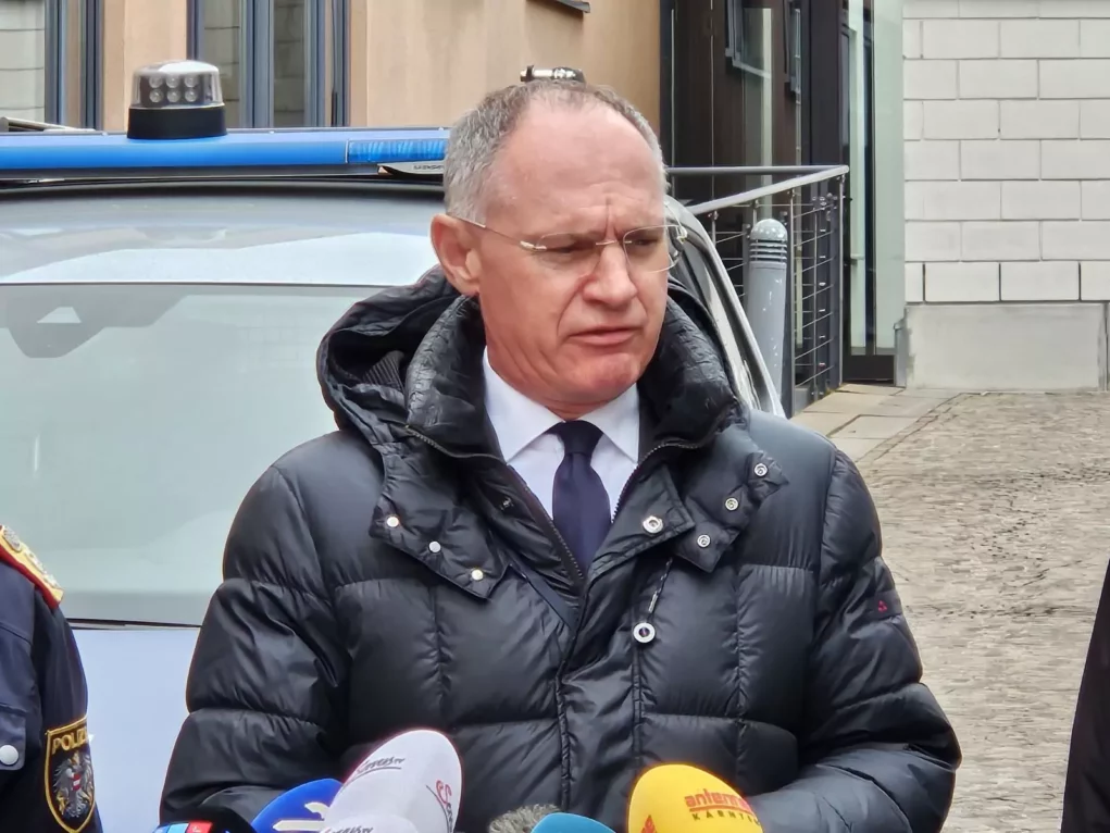 Bild auf 5min.at zeigt eine Pressekonferenz.