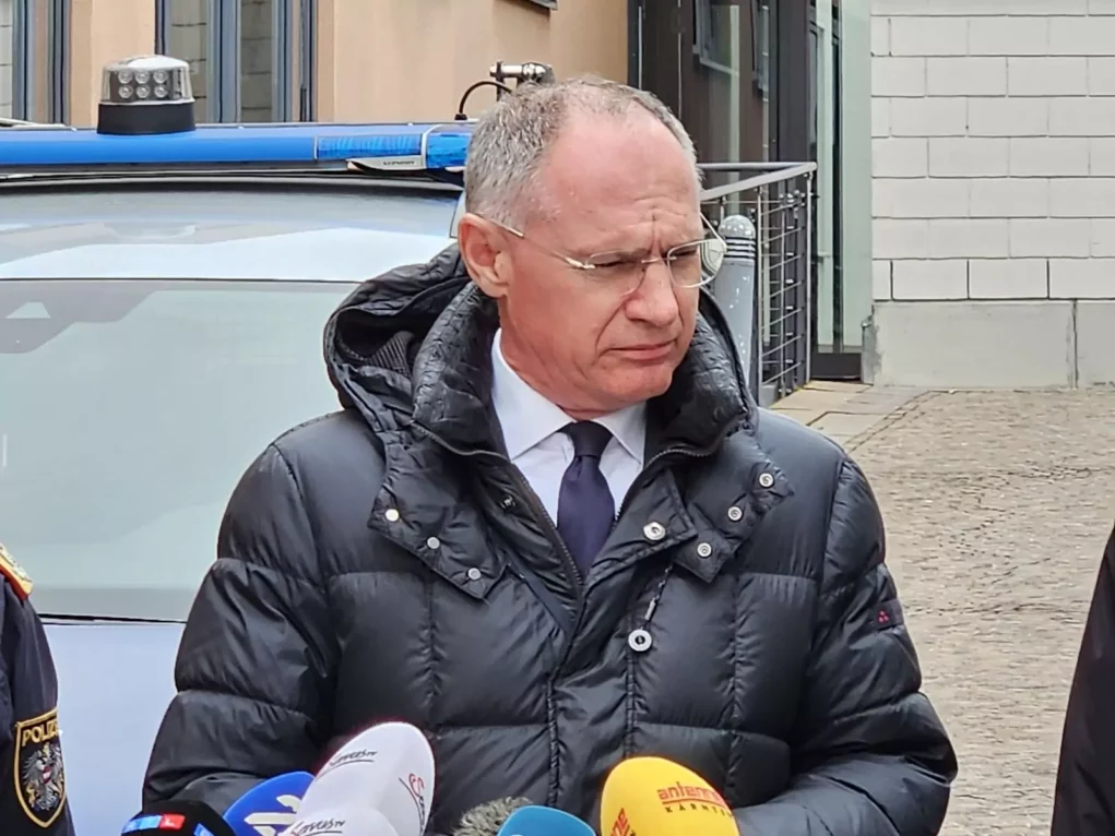 Bild auf 5min.at zeigt eine Pressekonferenz.