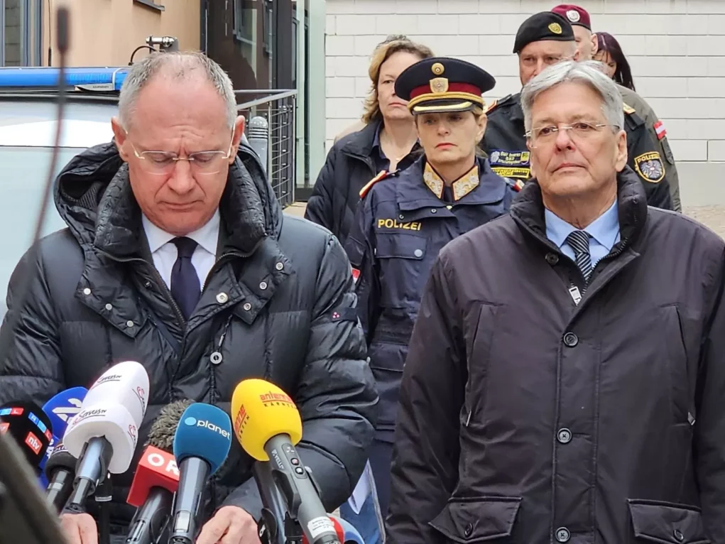 Bild auf 5min.at zeigt eine Pressekonferenz.