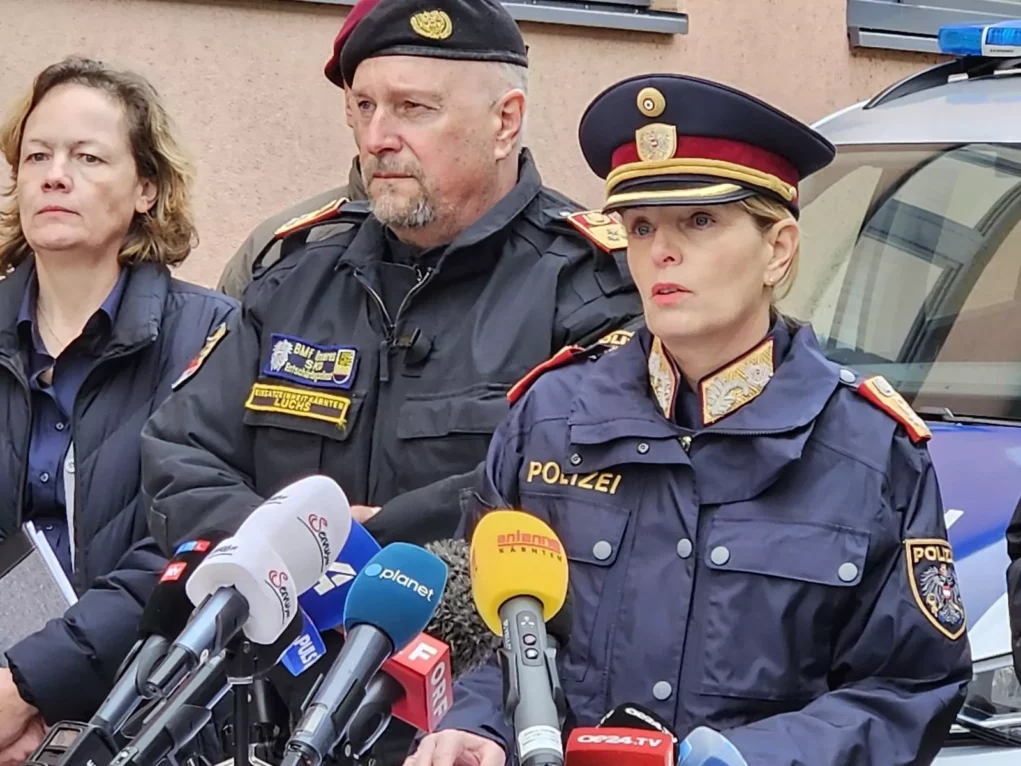 Bild auf 5min.at zeigt eine Pressekonferenz.