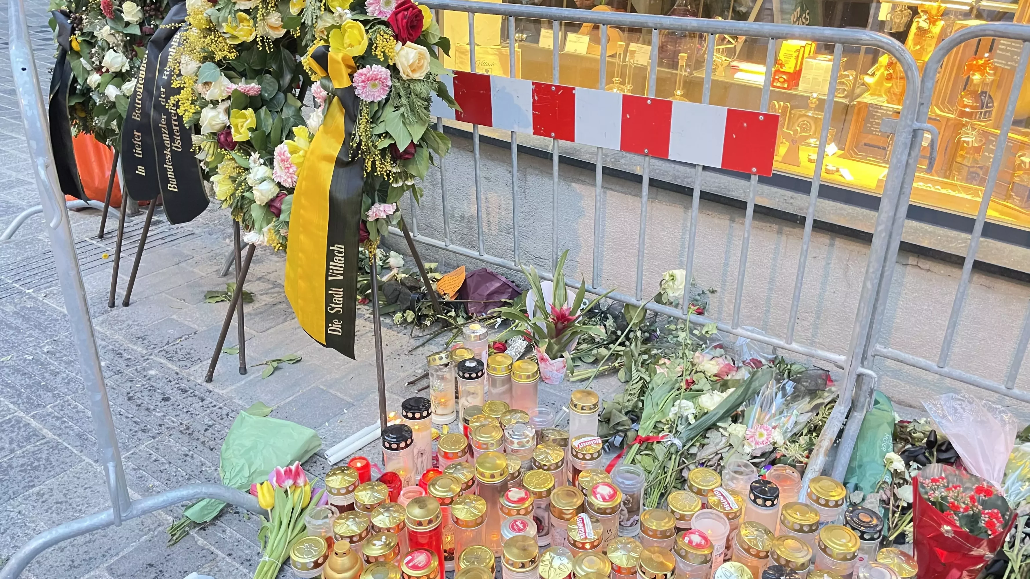 Ein Bild auf 5min.at zeigt das Kerzenmeer nach dem Villach-Attentat in der Innenstadt.
