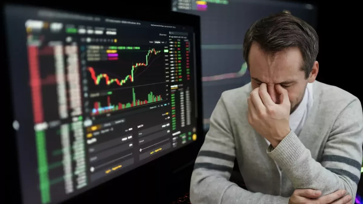 Montage auf 5min.at zeigt einen verzweifelten Mann und Bildschirme im Hintergrund