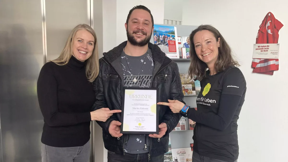 Ein Bild auf 5min.at zeigt Rot-Kreuz-Mitarbeiterin Sabine Schifferl, Stammzellspender Martin Rakautz und Julia Neugebauer vom Verein Geben für Leben.