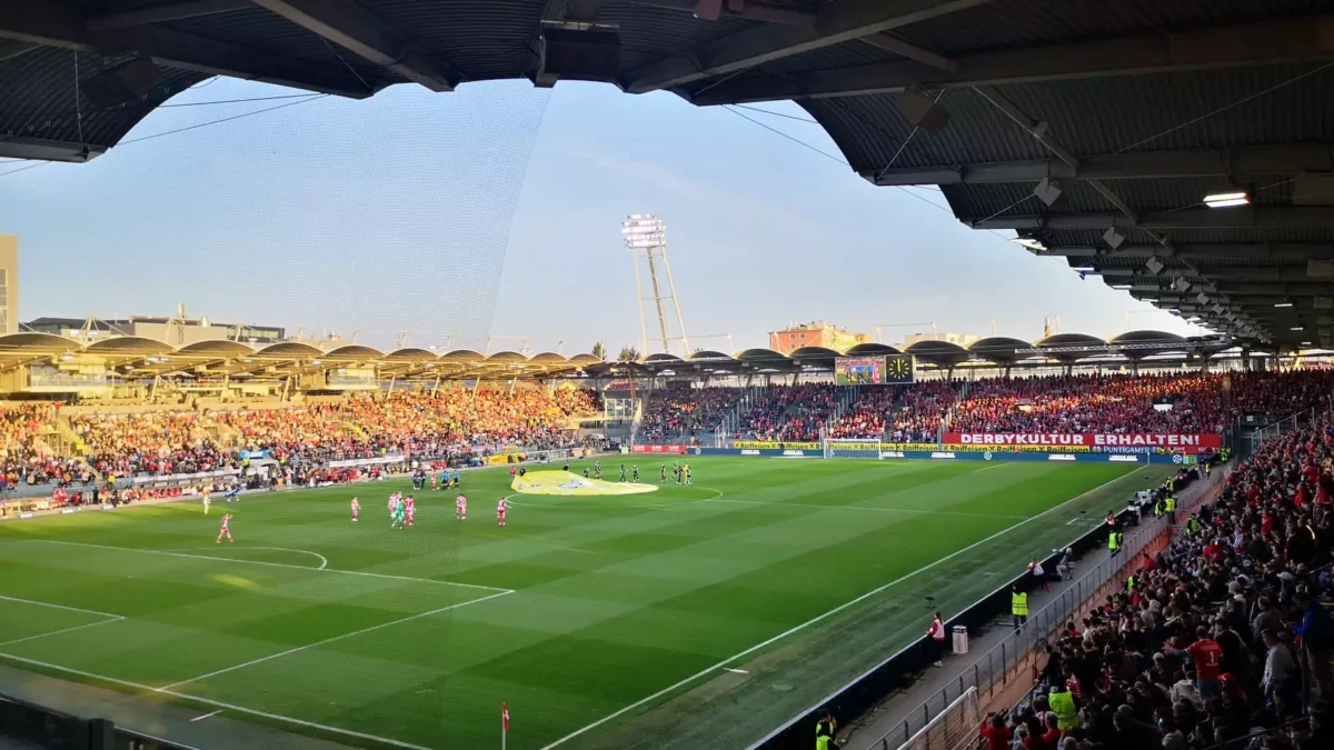 Bild auf 5min.at zeigt Personen bei einem Fußballspiel.