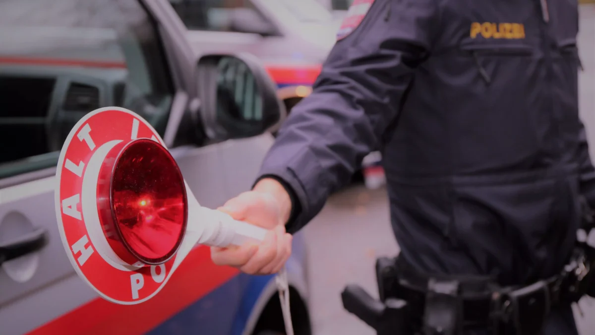 Bild auf 5min.at zeigt Polizisten bei einer Anhaltung.