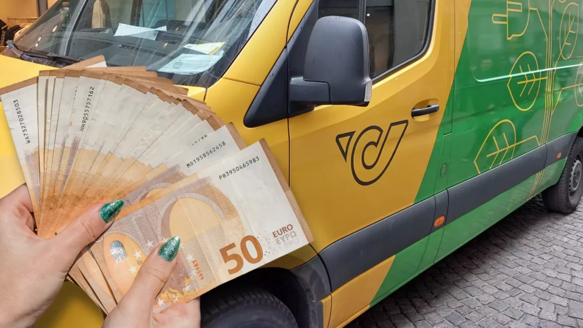 Foto in Beitrag von 5min.at: Zu sehen ist ein Postauto im Hintergrund und zwei Hände, die Geld halten.