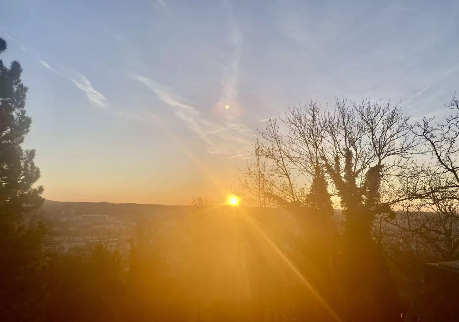 Bild auf 5min.at zeigt den Sonnenaufgang am Grazer Schloßberg.