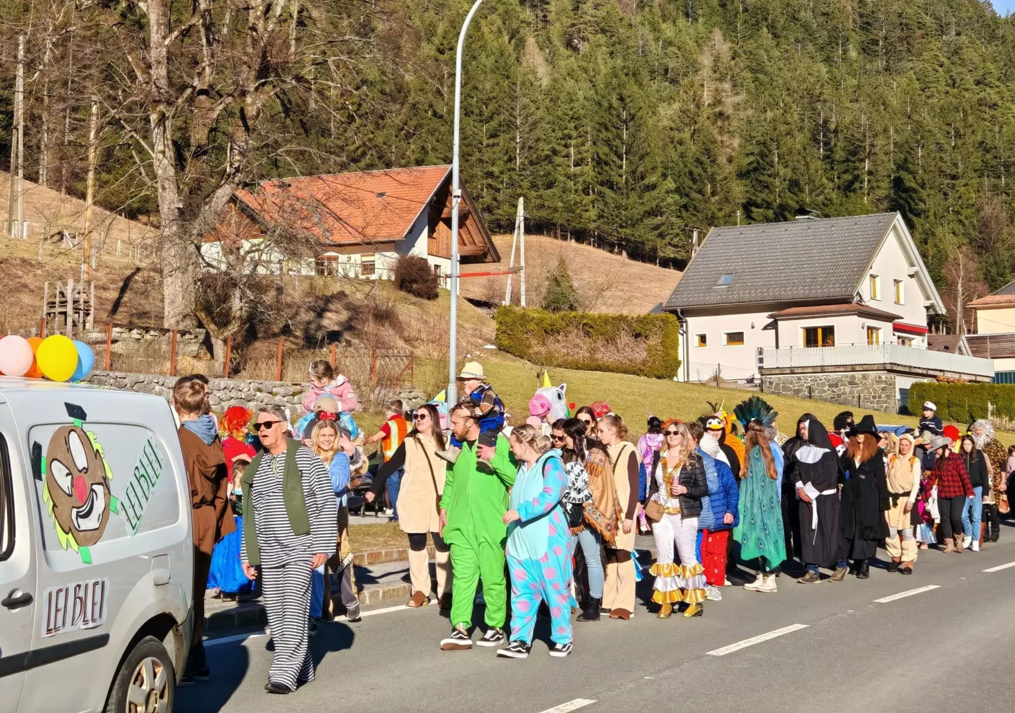 Ein Bild auf 5min.at zeigt den Faschingsumzug in Bad Bleiberg.