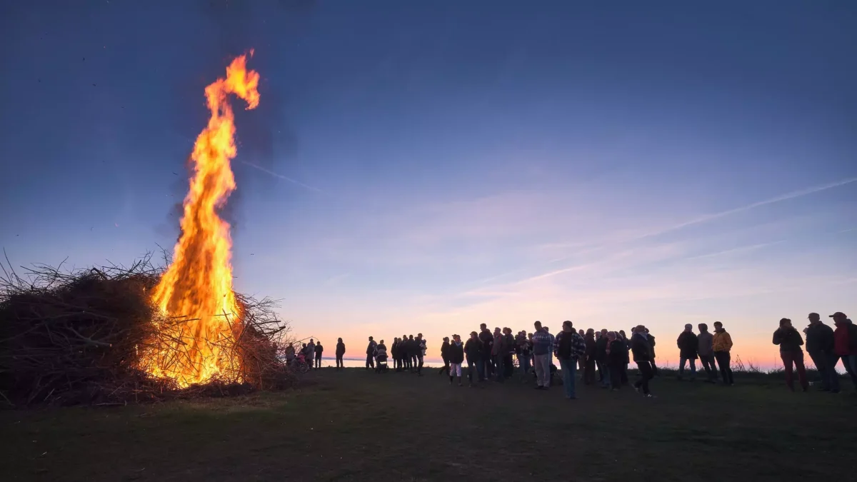 Ein Bild auf 5min.at zeigt ein Osterfeuer.