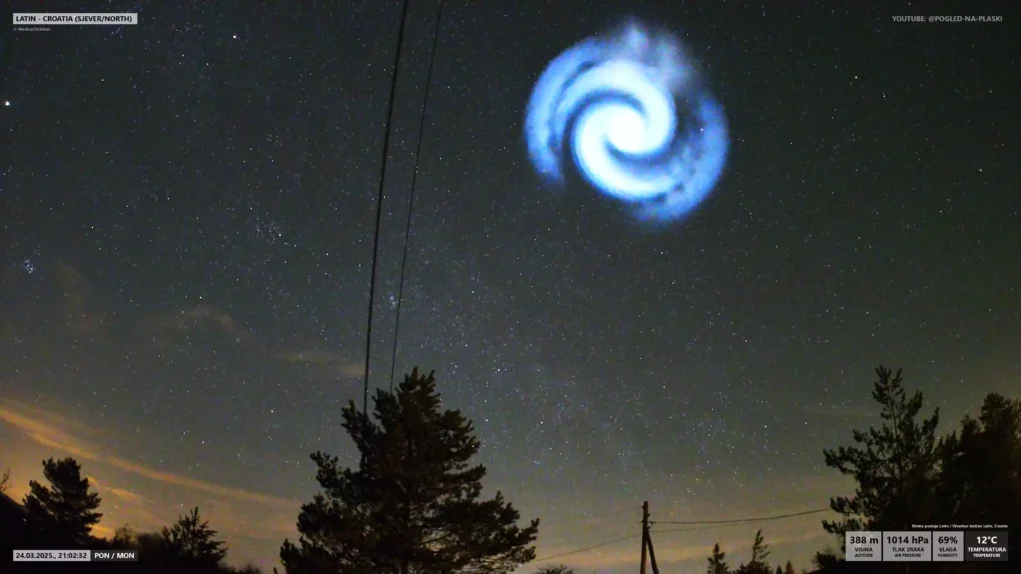 Foto in Beitrag von 5min.at: Zu sehen ist die blaue Spirale am Nachthimmel in Kroatien.
