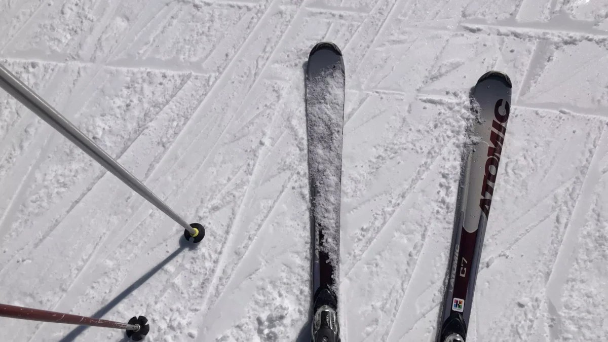 Ein Bild auf 5min.at zeigt Ski und Skistecken.