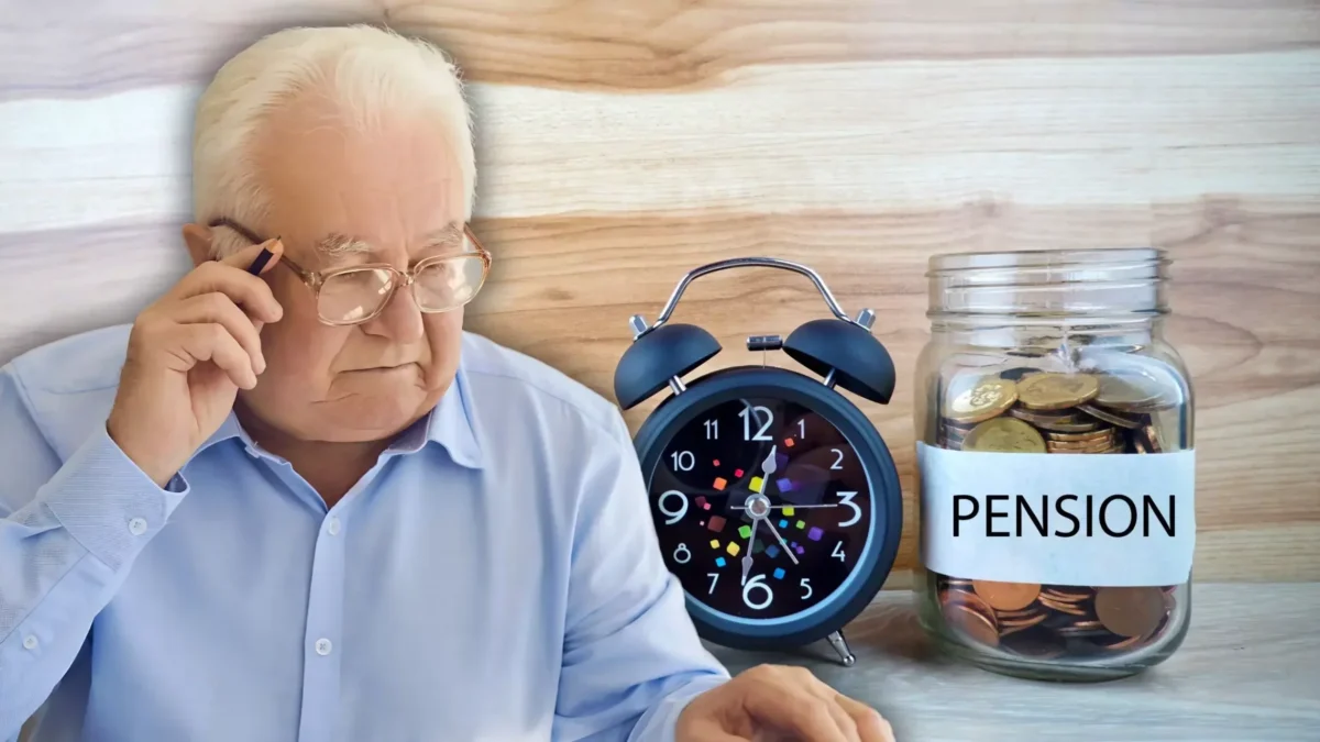 Foto in Beitrag von 5min.at: Zu sehen ist ein älterer Mann mit einem Stift in der Hand, hinter ihm ist eine Uhr und daneben eine Gelddose, wo Pension draufsteht.