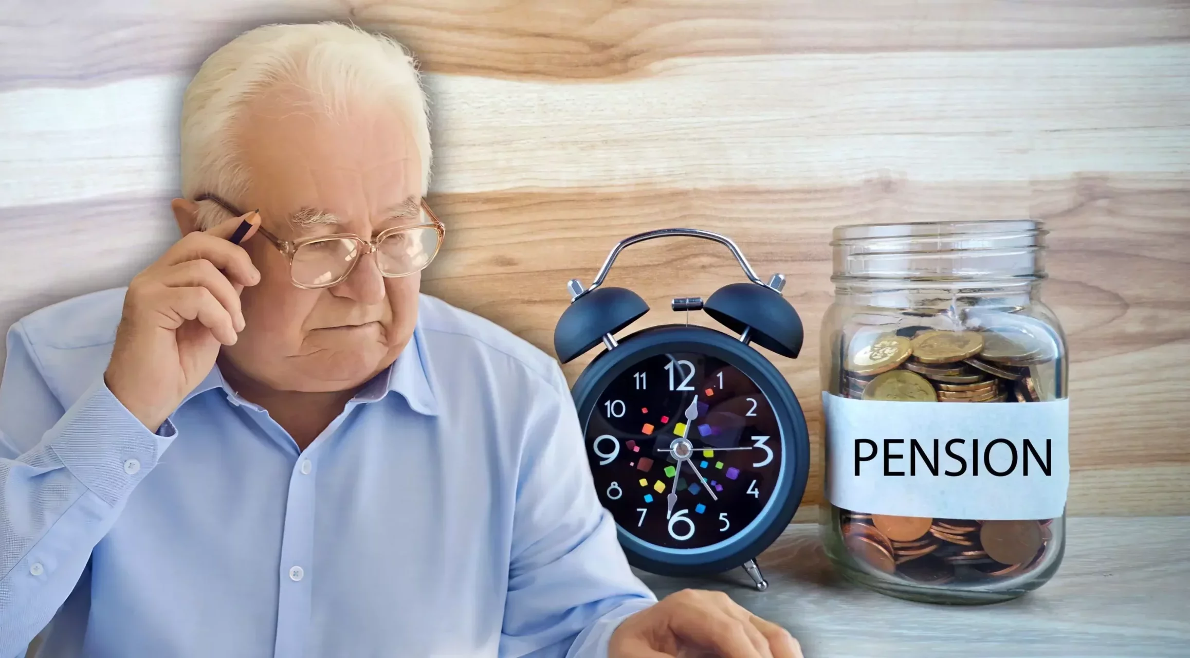 Foto in Beitrag von 5min.at: Zu sehen ist ein älterer Mann mit einem Stift in der Hand, hinter ihm ist eine Uhr und daneben eine Gelddose, wo Pension draufsteht.