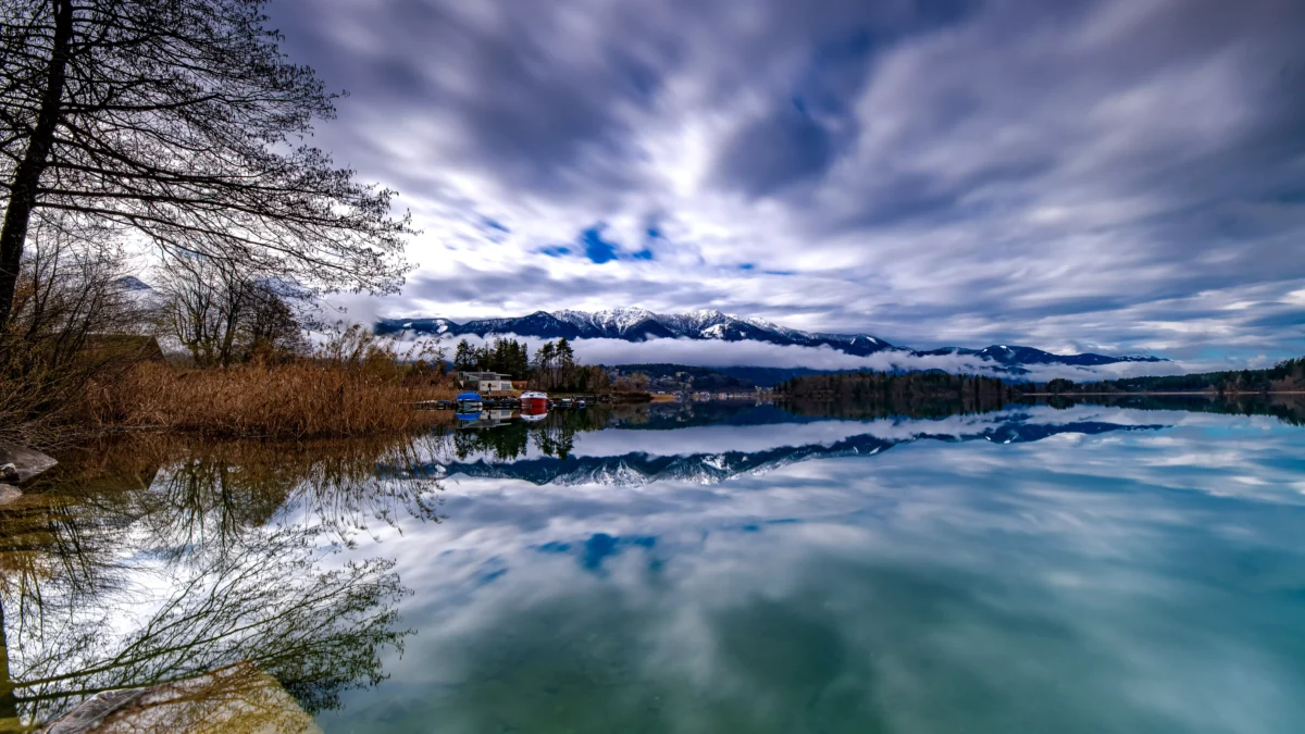 Ein Bild auf 5min.at zeigt Wolken über dem Faaker See.