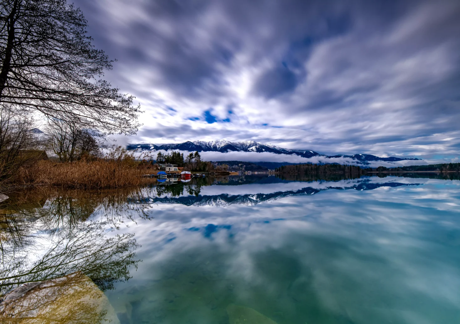 Ein Bild auf 5min.at zeigt Wolken über dem Faaker See.