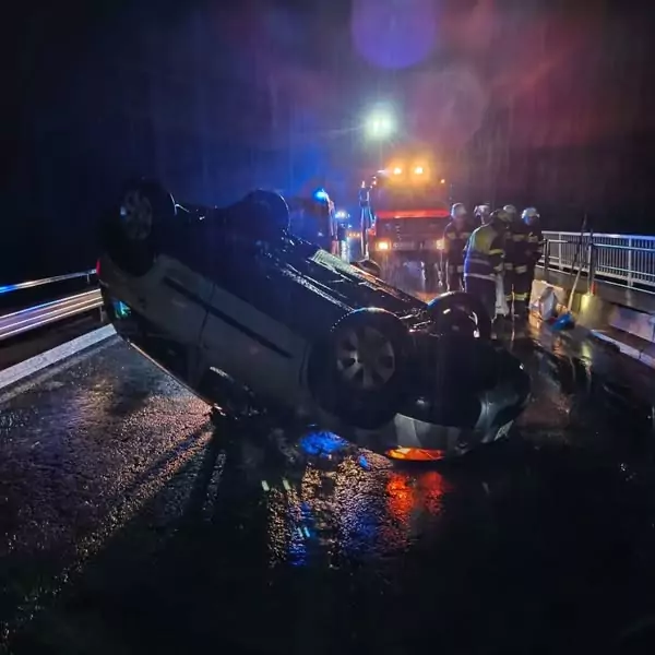 Auto überschlägt sich auf der Finkensteiner Straße – eine Person verletzt
