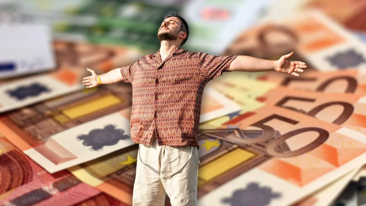 Foto in Beitrag von 5min.at: Zu sehen ist ein Mann, der sich freut und dahinter viele Euro-Scheine.