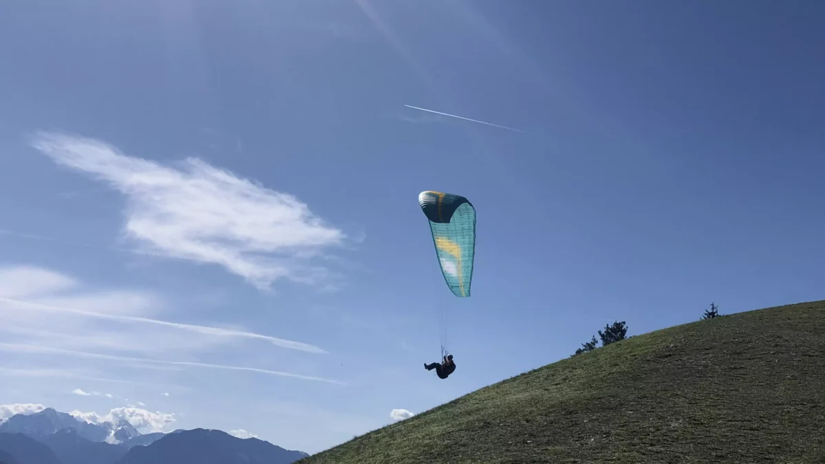 Ein Bild auf 5min.at zeigt einen Paragleiter.