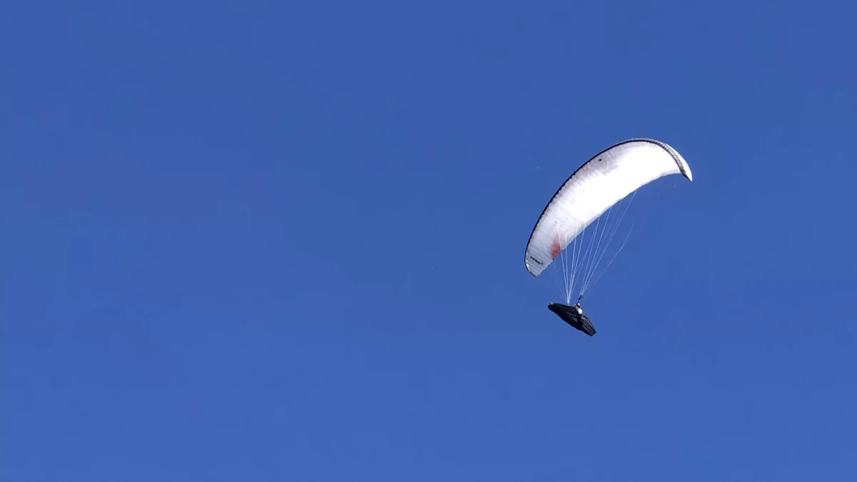 Ein Bild auf 5min.at zeigt einen Paragleiter.