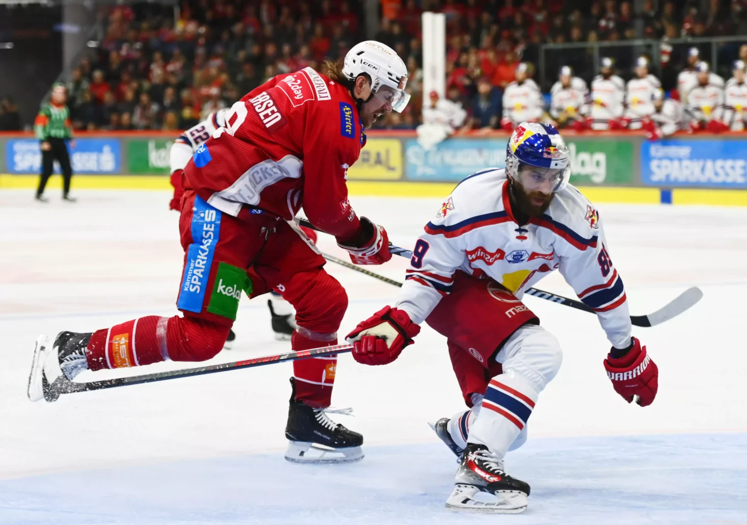 Das Bild auf 5min.at zeigt einen Spieler des EC KAC und einen Spieler des EC Red Bull Salzburg.