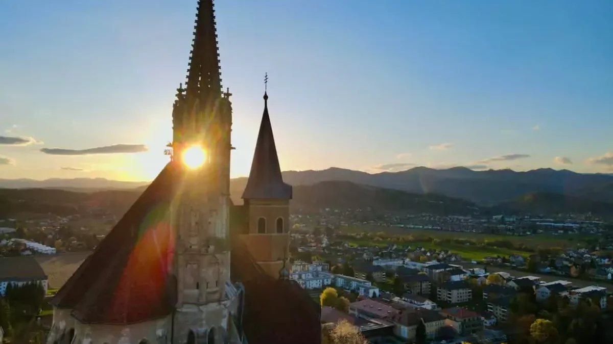 Bild auf 5min.at zeigt eine Kirche im abendlichen Licht.